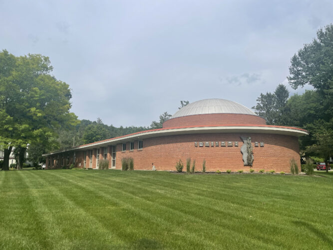 Different Faiths Make Good Neighbors: Temple Shalom To Host Vance Memorial Presbyterian's Sunday Service